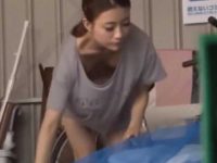 美巨乳若妻たちのノーブラ胸チラ！無防備にしゃがんだり屈んだりして乳首丸見え