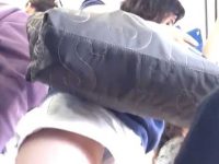 電車内パンチラ盗撮！ショートパンツでも隙間があると見られちゃう水玉パンティー