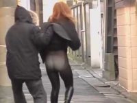 強襲スカートめくり！前から来たおばちゃんにもパンスト越しパンツを見られる女性