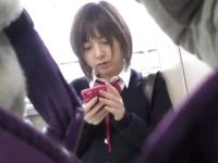 満員電車痴漢！手でガードしてもパンツの脇から指をズブズブ挿入される制服美少女