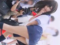 コミケ会場パンチラ盗撮！お尻を突き出してイチゴのパンツを見せる美少女レイヤー