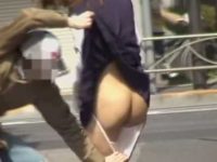 スカートめくりパンツ下し！一瞬でぴちぴちお尻丸出しにされるミニスカ制服美少女