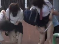 2人同時スカートめくりパンツ下し！並んでマン毛を見られちゃうミニスカ制服娘