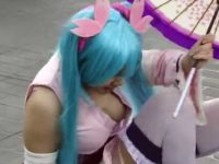 巨乳コスプレイヤー胸チラ盗撮！ポロリしそうな谷間全開衣装で注目を集める豊満娘