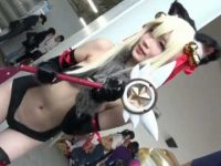 コミケ会場コスプレイヤー盗撮！下乳にマンチラで注目を集める露出多めの過激衣装