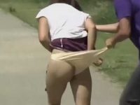 スカートめくりパンツ強奪！無理やり引っ張られておま〇こに食い込み破れるパンツ