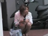 しゃがみパンチラ盗撮！そっと近づきいきなり押し倒すと大股開きでパンツ丸出し
