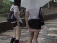 雨の日に2人同時スカートめくり！傘を持ってすぐ直せずパンツ丸見えのミニスカ娘