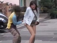 ノーパンスカートめくり！お尻丸出しにされると振り向いてマン毛も見せてくれる美女