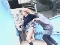 歩道橋でスカートめくり！すれ違いざまに純白デカパンティーを丸出しにされる制服娘