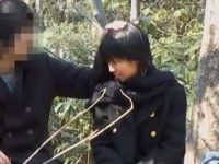 野外カップル盗撮！ベンチで頭もかわいいおっぱいも撫でられで嬉しそうな制服美少女