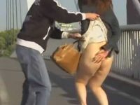 ノーパンスカートめくり！ぶよぶよのだらしないお尻を慌てて隠すぽっちゃり女性