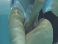 プールレズ痴漢！水泳教室中に体を支える振りしておま〇こをイジってる痴女コーチ