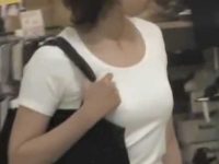 店内ノーブラ乳首突起盗撮！そっと近づいて一気にシャツをめくり生乳首を見せてもらう