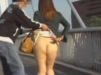 強襲スカートめくり！だらしないぶよぶよお尻をいきなり丸出しにされるむっちり女性