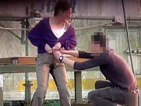 トイレがなくて泣きながらお漏らし！野ションしようとするもズボンが脱げず垂れ流し