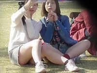 公園座りパンチラ盗撮！自撮りに夢中で丸見えでも気付かないノーガードのギャル2人組