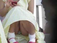 階段座りパンチラ盗撮！派手な柄パンツが下から丸見えなのにスマホに夢中のギャル