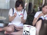 野外座りパンチラ盗撮！食事中で油断してると柄パンツを見られちゃうミニスカギャル
