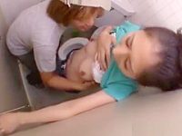 公衆トイレ痴漢！おしっこ中の無防備おま〇こに無理やりチ〇ポをねじ込まれるギャル