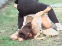 強襲アナルぱっくり！公園でくつろぐギャルを押し倒して痛そうなほどお尻を広げる