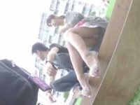 デート中でもパンチラ盗撮！彼氏の隣に座り純白パンツが見えてる油断しすぎの彼女