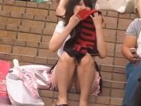 階段座りパンチラ盗撮！タオルを膝にかけて足を閉じてもずっと見えてる純白パンツ