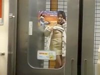 駅のホームで丸見えオナニー！電話で指示されるがままおま〇こを広げてイジる露出痴女