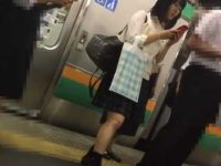 パンチラ盗撮＆ぶっかけ痴漢！ミニスカ制服に向けてシコシコしてたのにカバンに飛ぶ精子