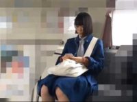 電車でこっそりぶっかけ！スカートの汚れを教えてあげる痴漢にお礼しちゃう素朴娘