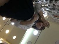 制服ギャルパンチラ盗撮！スマホをイジってると前後から食い込みパンツを見られちゃう