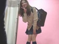 素人モデルパンチラ盗撮！かわいいポーズを決めると後方の別カメラでパンツ丸見え