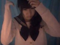 見学クラブ潜入盗撮！マジックミラー越しに大股開きでおま〇こをイジりまくる制服娘