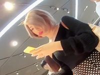 店内パンチラ盗撮！派手な雰囲気と違う予想外の純白パンティーがエッチな金髪ギャル