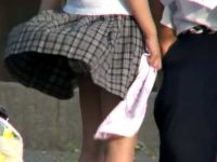 デート中に風チラ盗撮！いちゃいちゃしてるとめくれ上がって見えちゃう柄パンツ