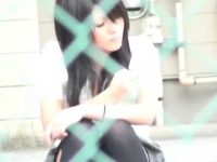 座りパンチラ盗撮！膝に手を置いても正面からむちむち太ももに純白パンツ丸見え