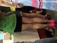 店内パンチラ盗撮！破れた網タイツがエッチなミニスカ美女にそっとスマホを近づけ..