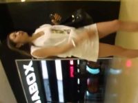 店内パンチラ盗撮！エスカレーターで会話してると黒パンツを見られてるミニスカ美女
