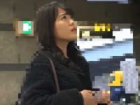 満員電車痴漢！パンストもパンツも破られ見知らぬ男の手技にイカされるむっちり女子