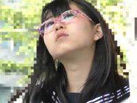 満員電車中出し痴漢！手マンで濡れたおま〇こにぬるっと挿入されちゃうメガネ女子