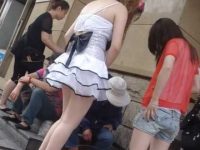 街中パンチラ盗撮！手で隠しても食い込みパンツ丸見えの短すぎるスカートのギャル