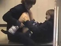 制服カップル盗撮！階段の踊り場で上手く挿入できないと高速手マンでイカされる美少女