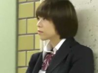 満員電車痴漢！パンツをズラして優しくコリコリするとお尻がヒクヒクしちゃう制服娘