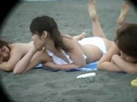 ビーチでおっぱいポロリ！日焼け跡を気にしてビキニを外すと乳首が出ちゃうギャルたち