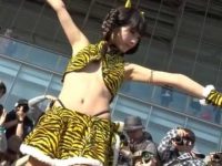 コスプレ胸チラパンチラ！下から乳首が見えそうなでも膨らみが見えないぺちゃぱい