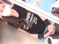 野外座りパンチラ！マスク越しでもキレイな美女をズームしてパンスト越しパンツ盗撮