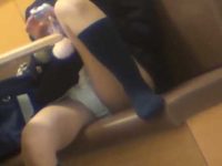 ファミレス座りパンチラ！椅子に片足上げたりズボンを履いたりパンツ丸見えの制服娘