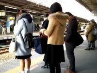 駅構内でスカートめくり！ミニスカギャルを追跡してパンスト越し派手パンツ丸出し