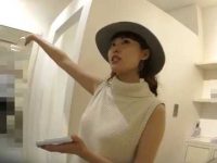 アパレル店員逆さ撮りパンチラ！ロングスカートでもマンスジ入り純白パンツ丸見え