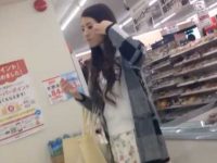 ミニスカ美女追跡パンチラ！エスカレーターで逆さ撮りするとキラキラ青パンティー